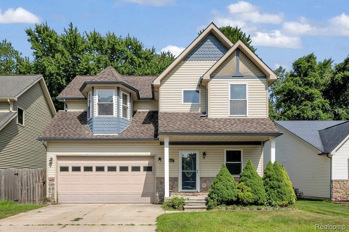 9399 Oakdale St, Clay, MI 48001