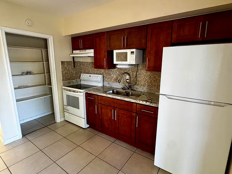 2824 N Dixie Hwy #2824 — Photo 4