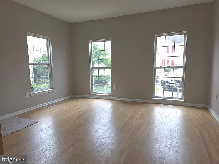 218 Eisenhower Ct — Photo 3