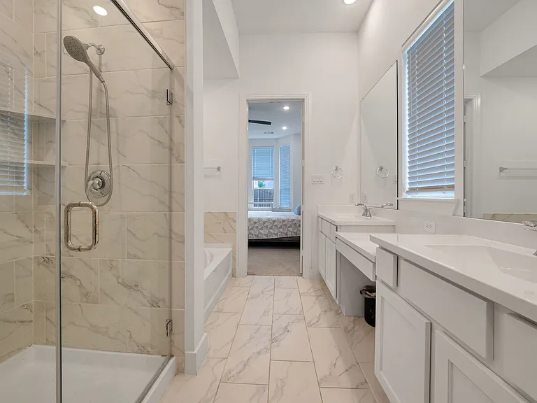 1429 Bluebonnet Ln — Photo 17