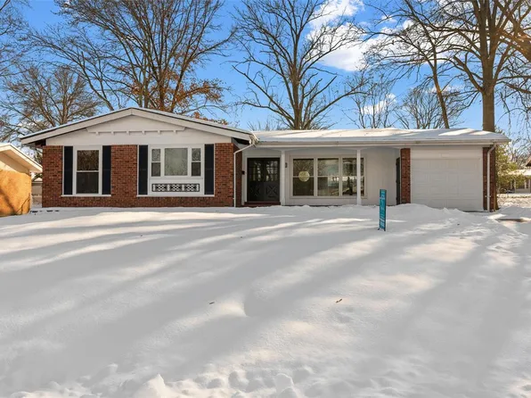 3100 Long Champs Dr, Florissant, MO 63033