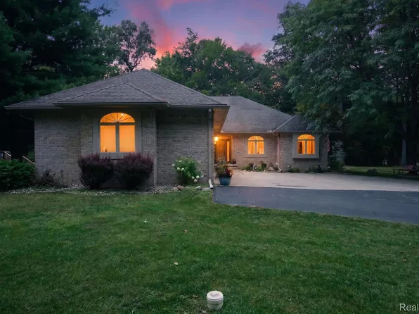 7480 Majestic Woods Dr, Linden, MI 48451