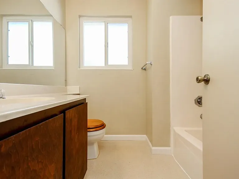 137 Edinburgh Way — Photo 16