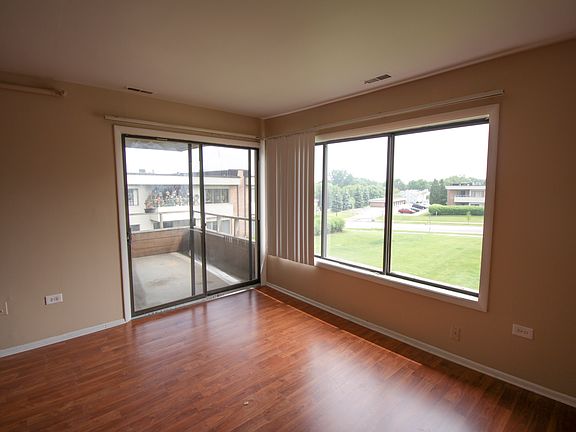 4th image of 920 N Sterling Ave Unit 220