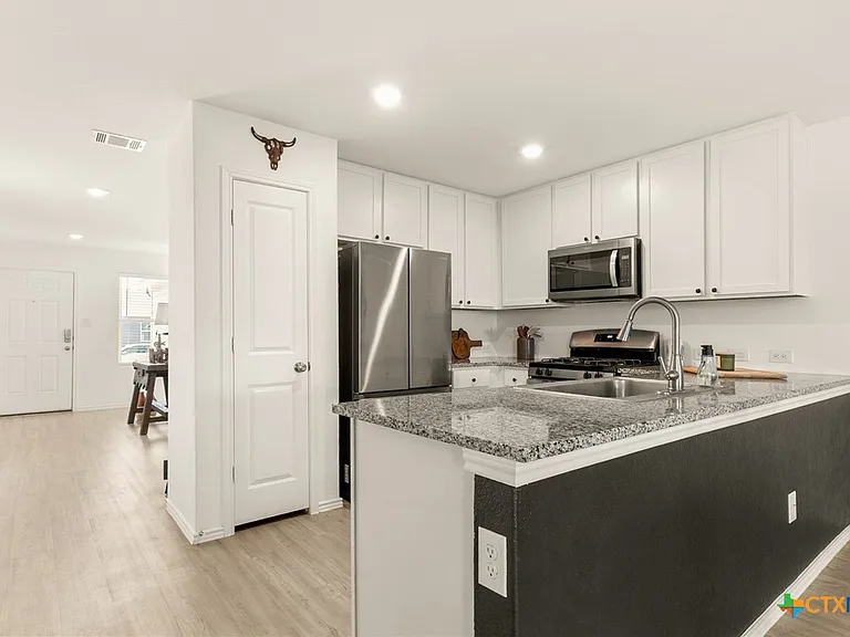9129 Navarro Vis — Photo 9