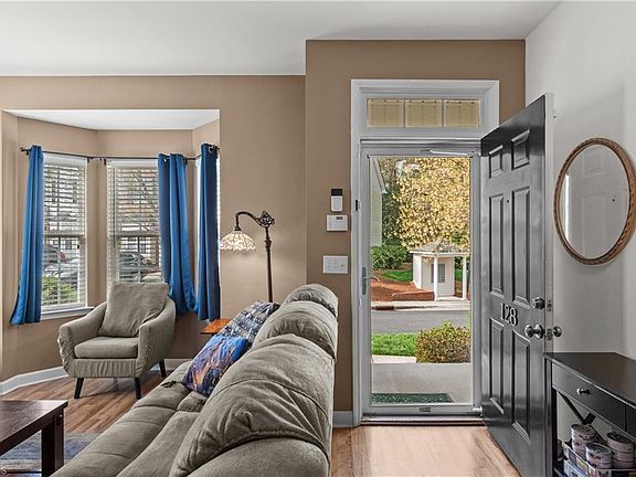 4th image of 128 Humberside Dr