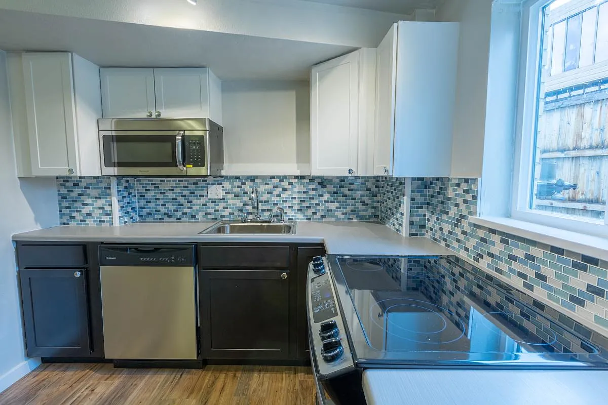 2 bed, 1010 sqft, $1,645 — Photo 2