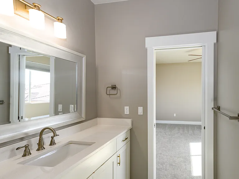 Jack 'n Jill adjoining bathroom between bedrooms #4 & #5