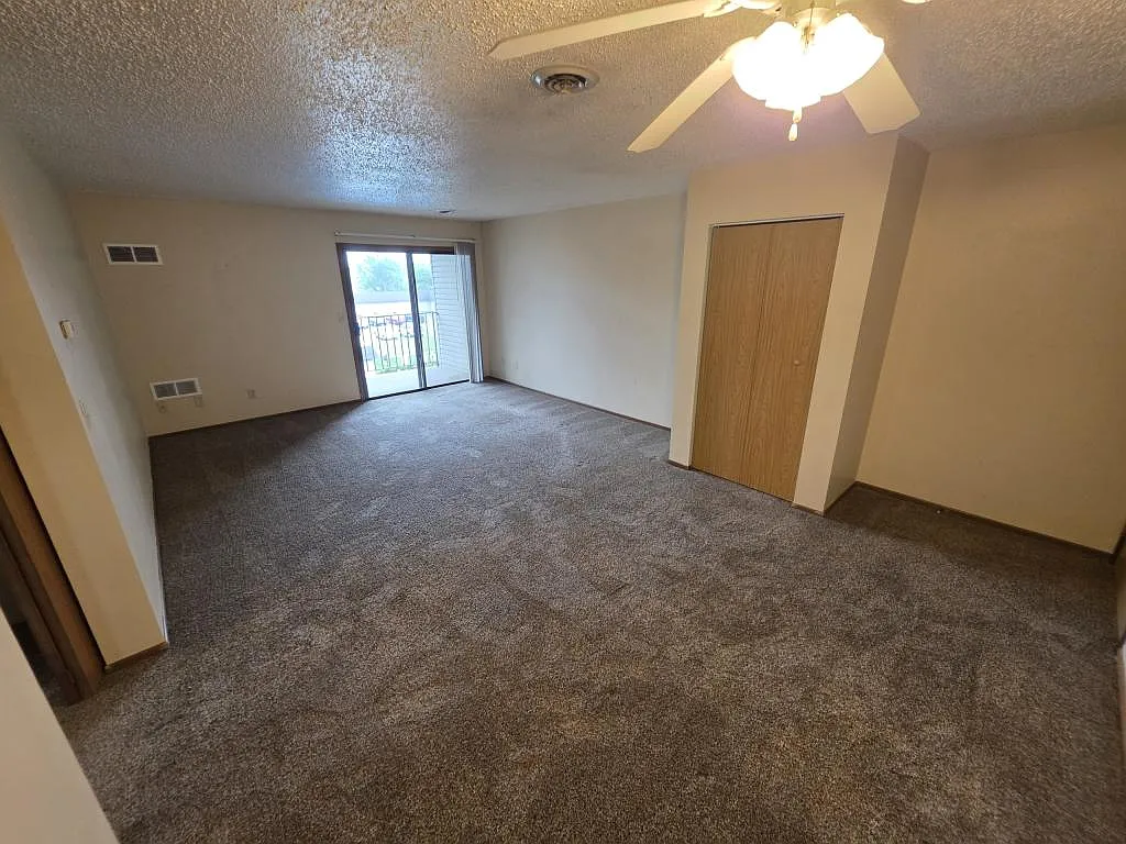 1727 N Grandview Ln — Photo 4