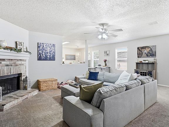3rd image of 2208 Maple Dr