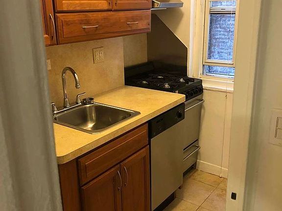 4th image of 139 E 35th St APT 2L