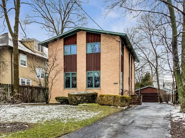 1073 Chatfield Rd, Winnetka, IL 60093