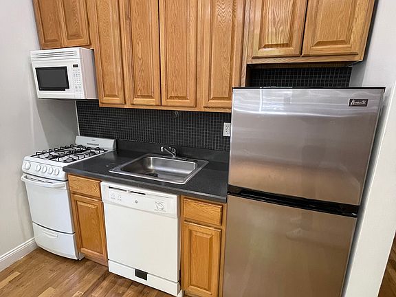 5th image of 659 W 162nd St APT 7