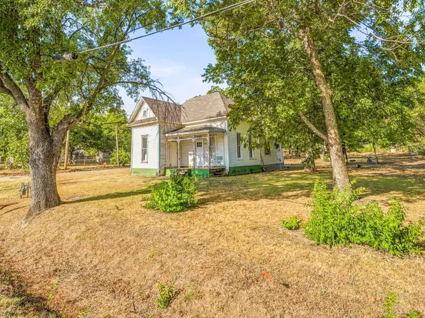 208 S Harrison St, Pilot Point, TX 76258
