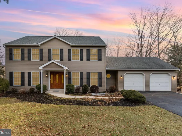 1725 Bennington Dr, Harrisburg, PA 17112