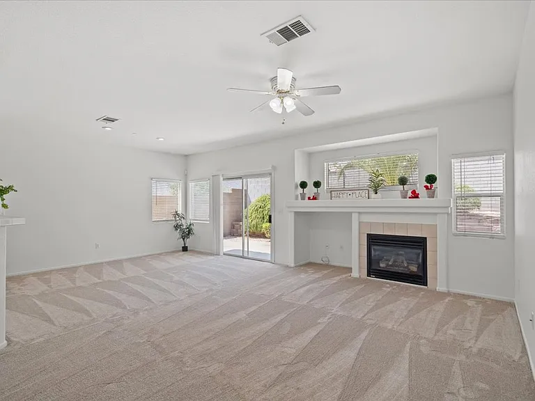 3213 Carbondale St — Photo 6