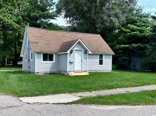 1040 Lee St, Fenton, MI 48430