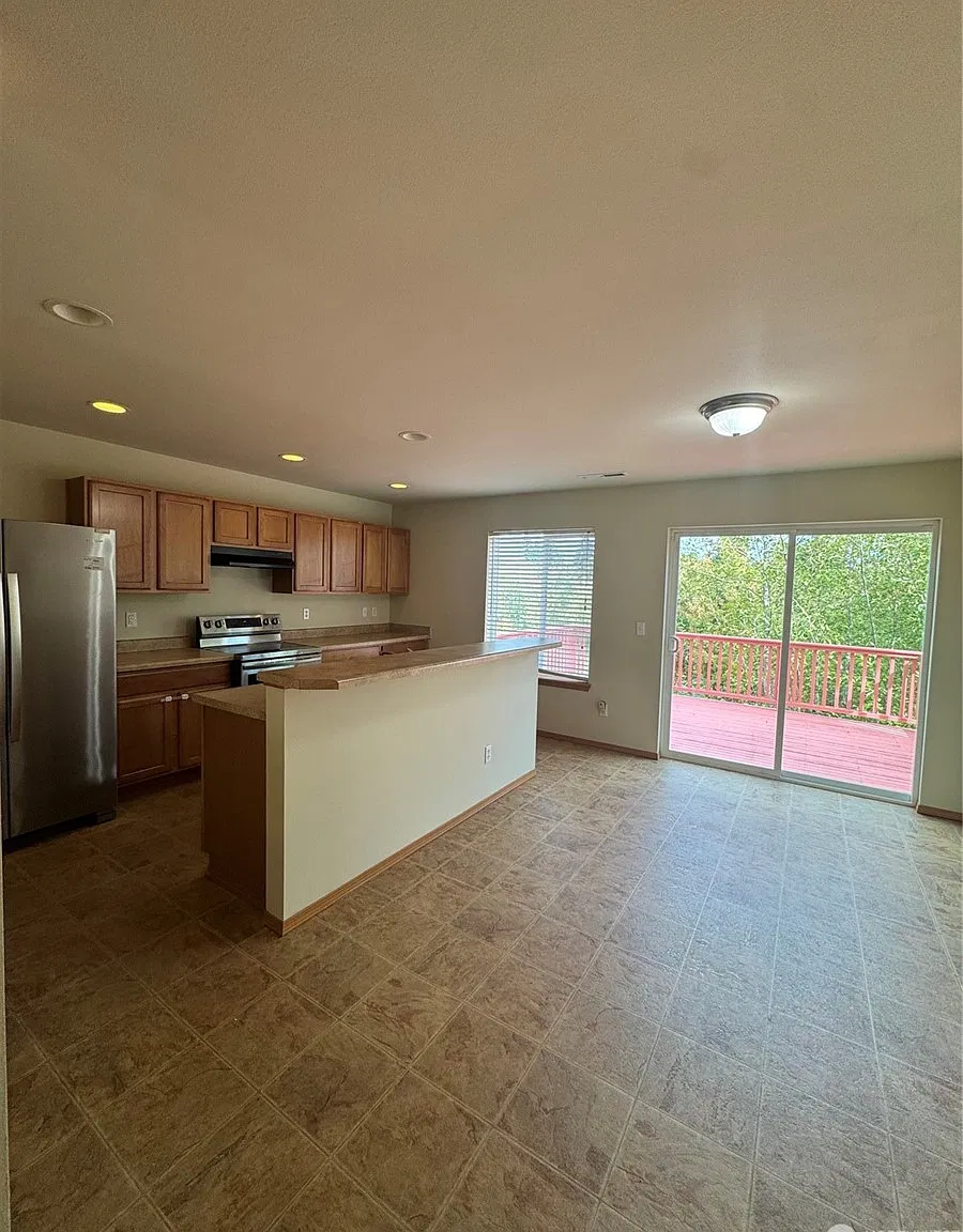 5 bed, 2544 sqft, $4,000 — Photo 3