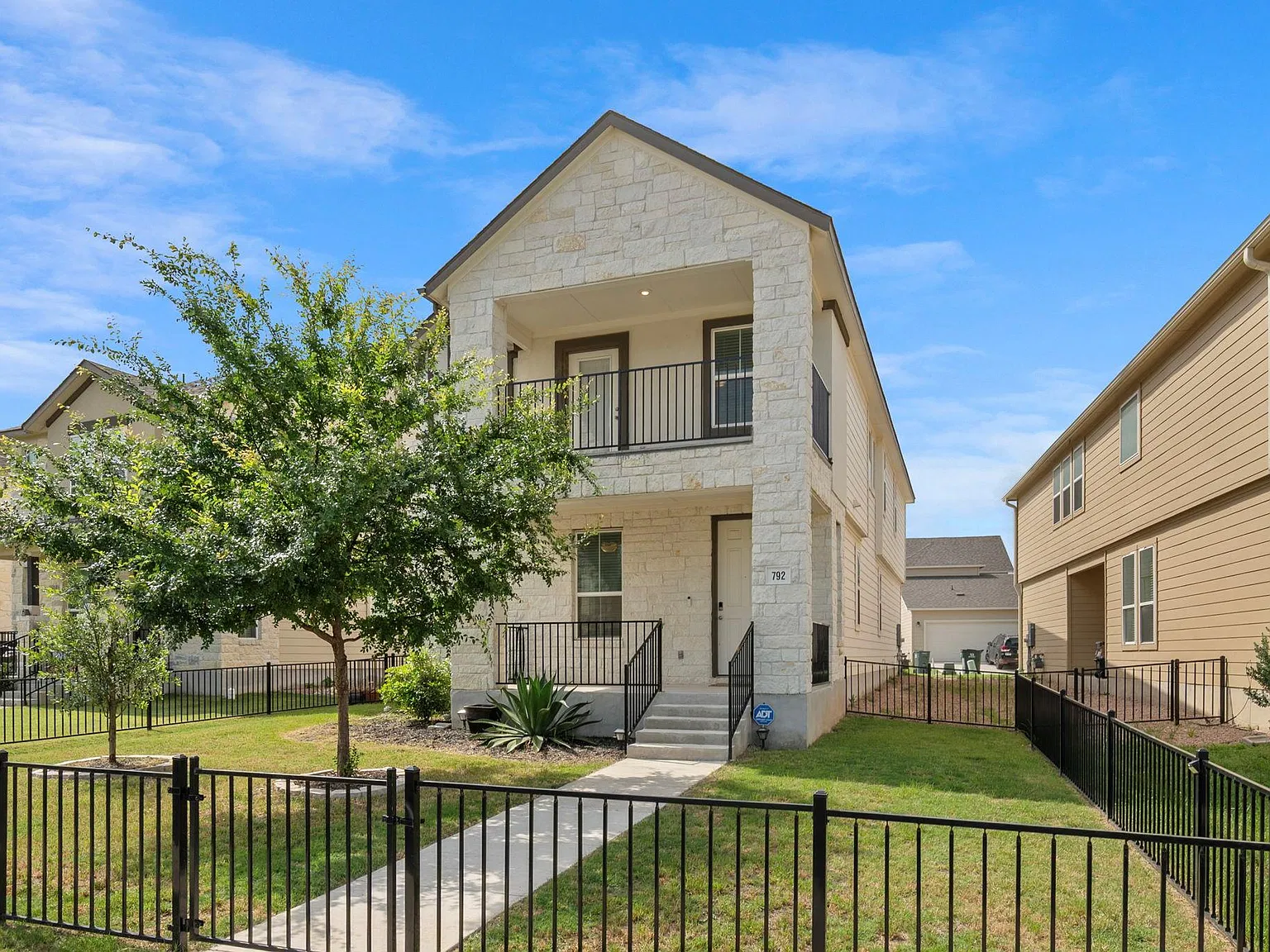 3 bed, 2.5 bath, 2201 sqft, $2,595 — Photo 2