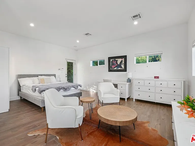 1155 S Rimpau Blvd — Photo 37