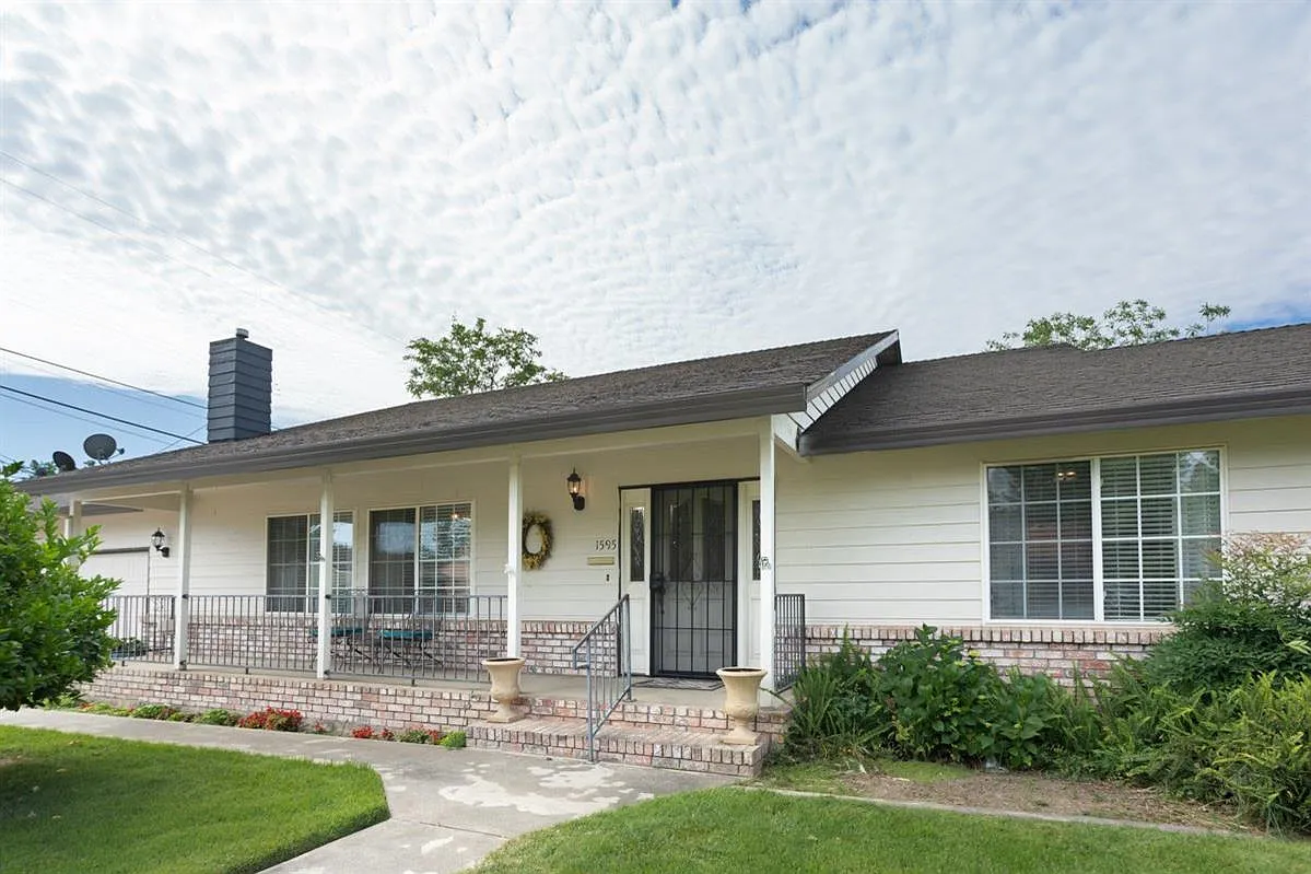 1595 Oak St photo 1
