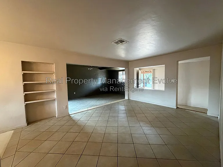 2307 W Rose Ln — Photo 4