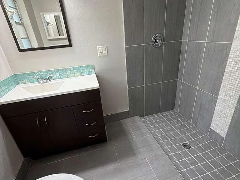 702 SE 47th St #2 — Photo 35