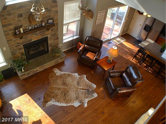 Huge Living Room w/Fireplace