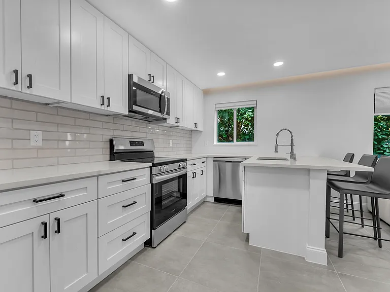 381 SE 15th Ave #1 — Photo 14
