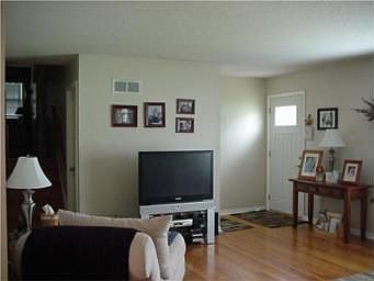 2nd image of 830 S 54th St