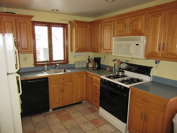 EAT-IN KITCHEN