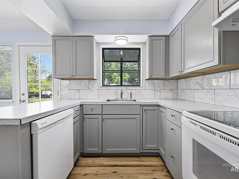 2504 S Annett St — Photo 17