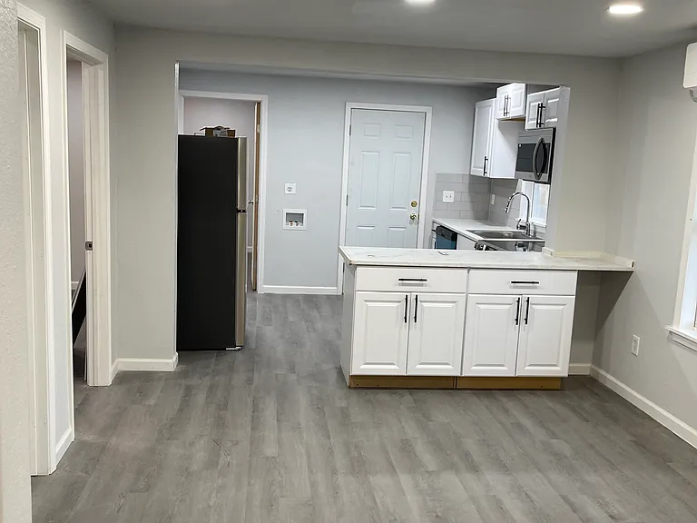 1409 E Wall St — Photo 11