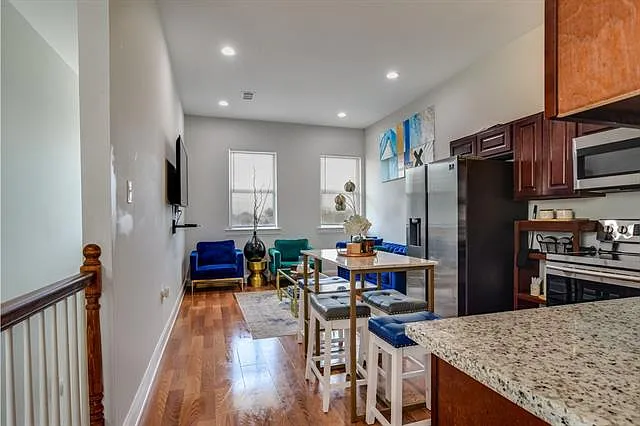 3 bed, 2.0 bath, 1000 sqft, $1,800 — Photo 4