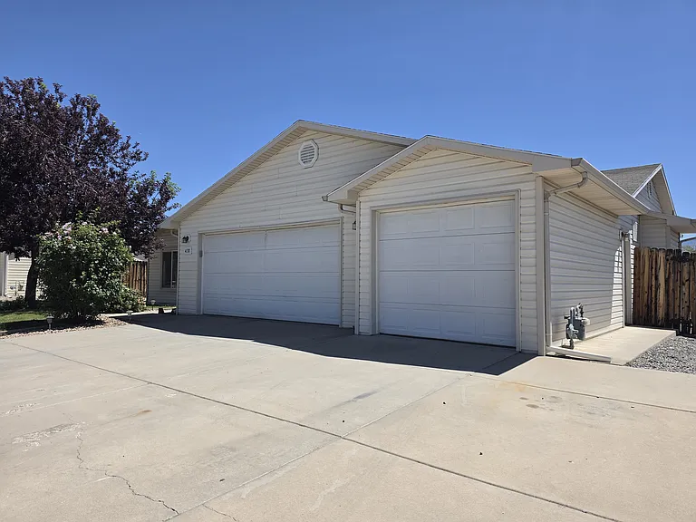 438 Mountainside Ln — Photo 2