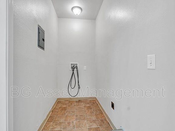 3rd image of 912 Marin St APT A