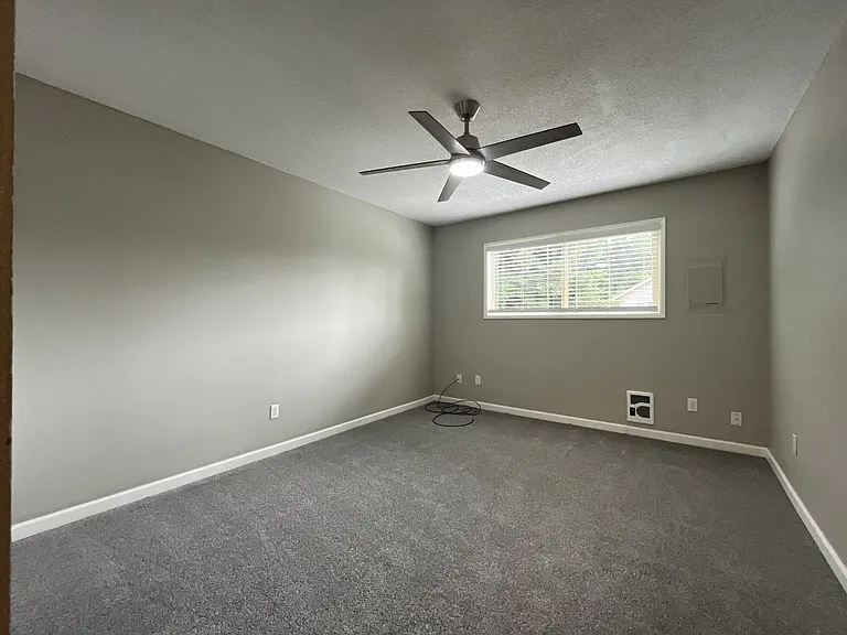 15827 NE Glisan St #12 — Photo 21