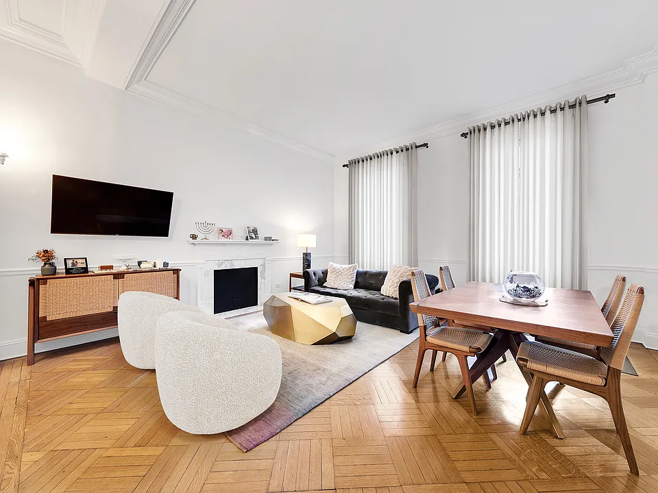 11 W 81st St #3C