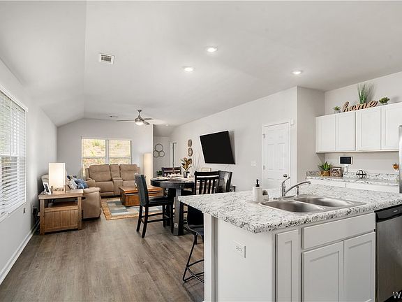 3rd image of 5621 Barretts Trace Ln