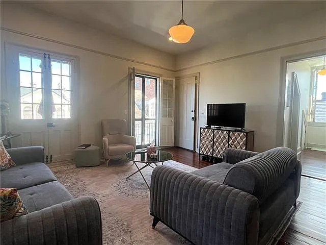 3 bed, 2.0 bath, 1340 sqft, $2,400 — Photo 3