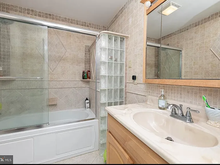 2162 Conwell Ave — Photo 7