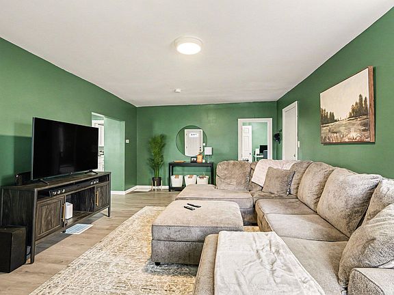 3rd image of 810 Ferry St