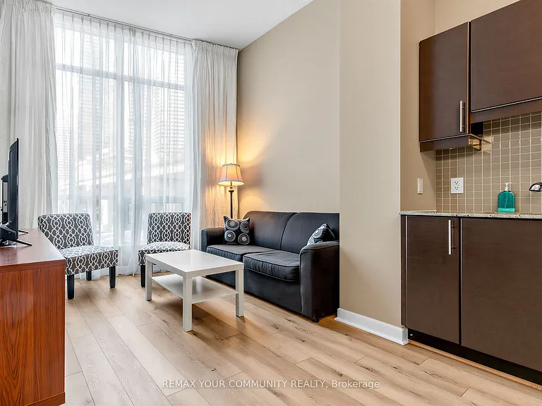 18 Harbour St #202 — Photo 6