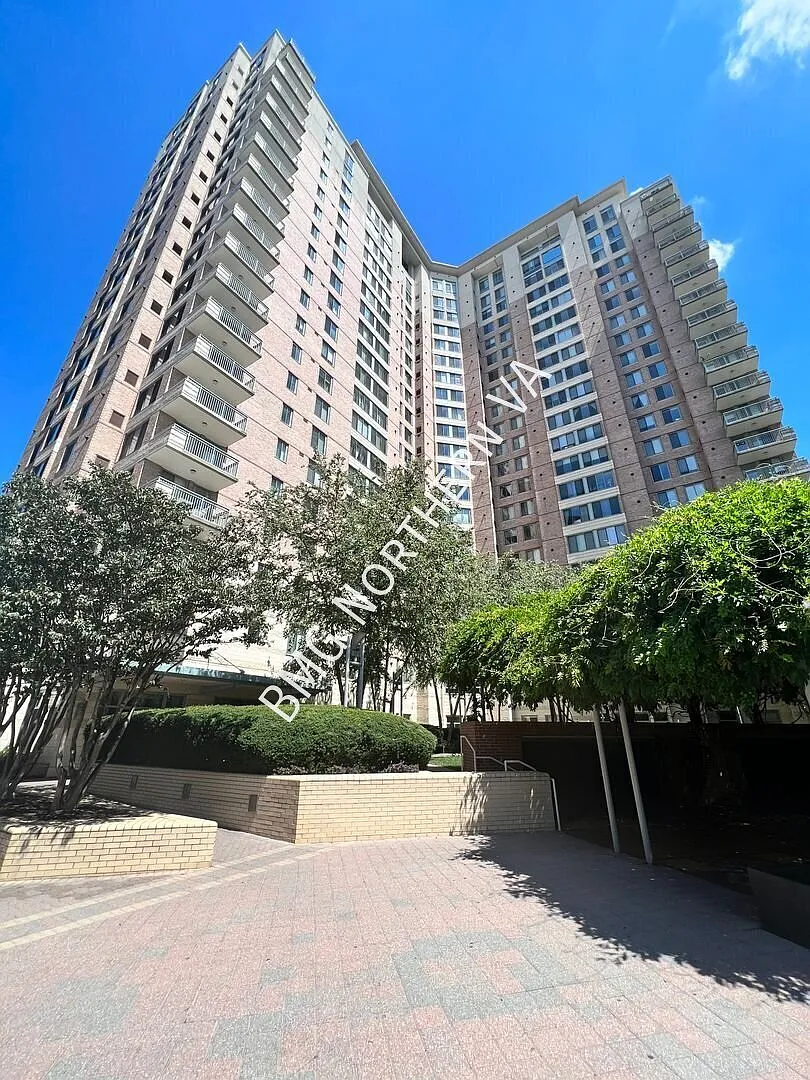 Delightful 1 Bed 1 Bath Condo Unit With Awesome Facilities In Vibrant Continental Community — Photo 1