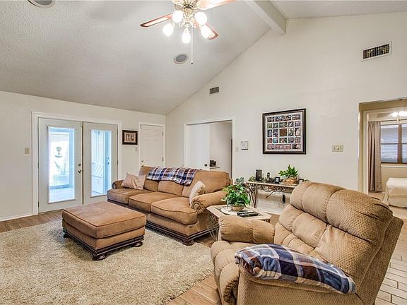 5th image of 121 E Bancroft Dr
