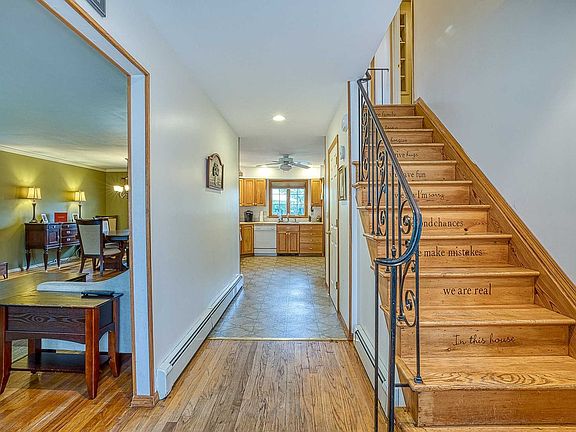 5th image of 18 Lakeview Dr W