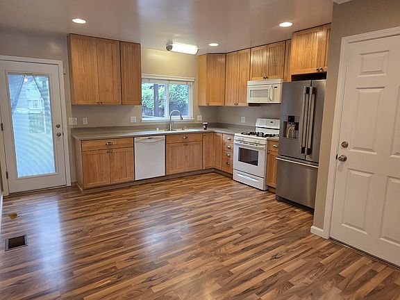 4th image of 2647 Somerset Ave