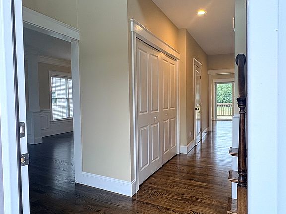 5th image of 10 Hialeah Ln