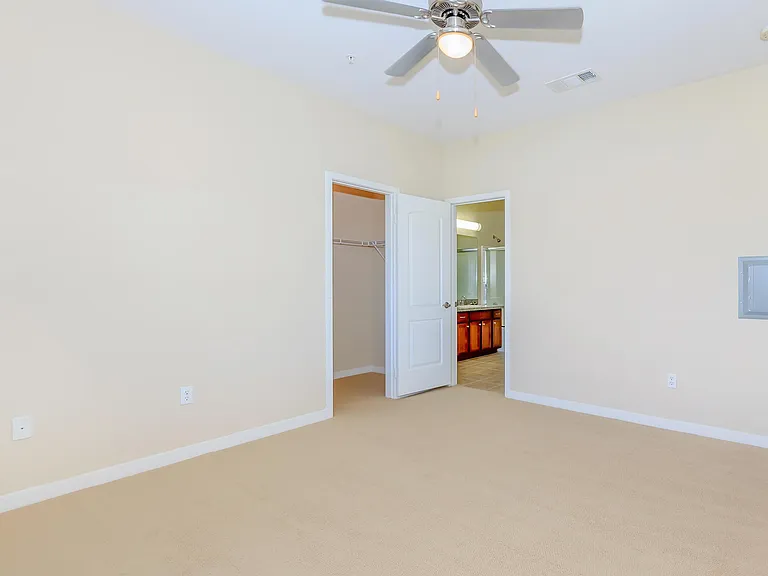 Vineyards at Palm Desert Apartment Homes — Photo 56