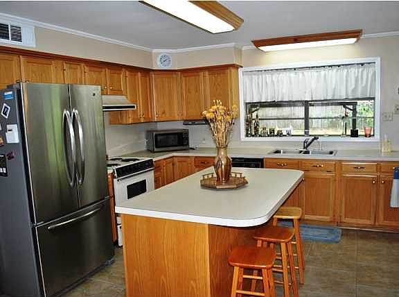 2nd image of 305 Montrose Ave